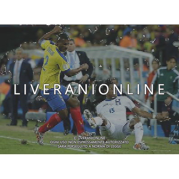 (140620) -- CURITIBA, June 20, 2014 () -- Carlo Costly (R) of Honduras falls down in a competition with Jorge Guagua of Ecuador during a Group E match between Honduras and Ecuador of 2014 FIFA World Cup at the Arena da Baixada Stadium in Curitiba, Brazil, June 20, 2014. Honduras lost the match 1-2. (/Zhou Lei)(zc) AG ALDO LIVERANI SAS ONLY ITALY