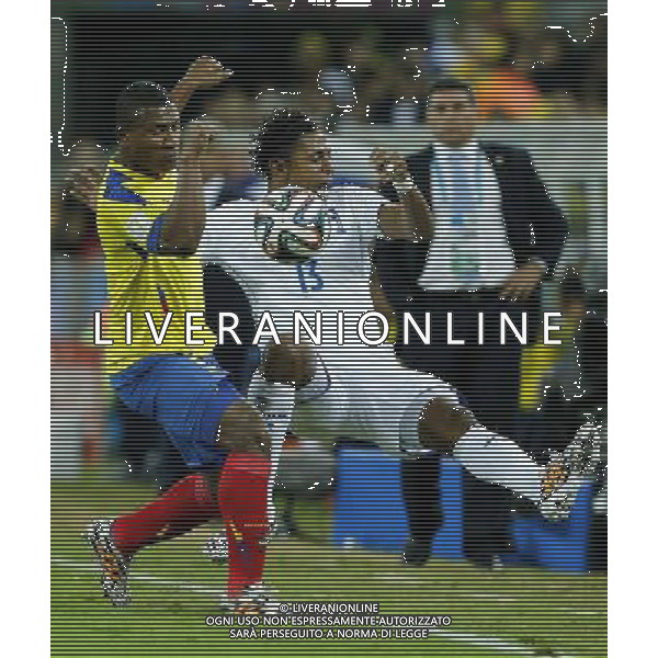 (140620) -- CURITIBA, June 20, 2014 () -- Carlo Costly (R) of Honduras vies with Jorge Guagua of Ecuador during a Group E match between Honduras and Ecuador of 2014 FIFA World Cup at the Arena da Baixada Stadium in Curitiba, Brazil, June 20, 2014. Ecuador beat Honduras 2-1. (/Zhou Lei)(zc) AG ALDO LIVERANI SAS ONLY ITALY