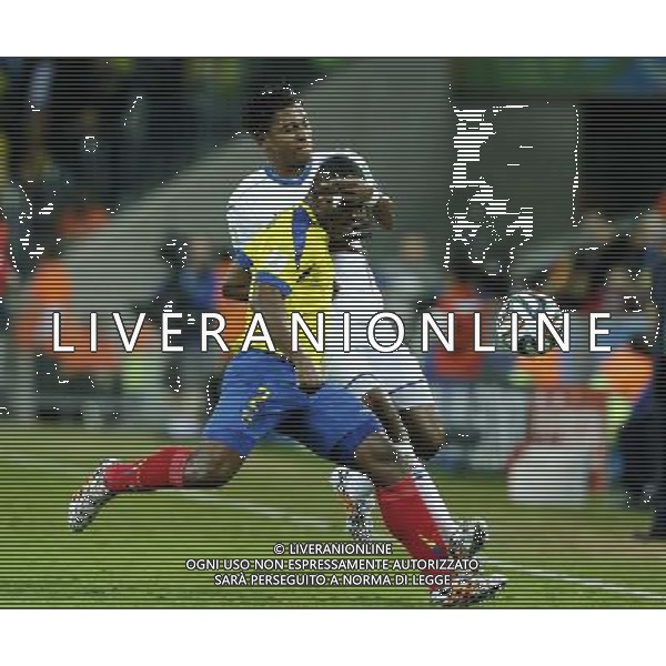 (140620) -- CURITIBA, June 20, 2014 () -- Jorge Guagua (Front) of Ecuador vies with Carlo Costly of Honduras during a Group E match between Honduras and Ecuador of 2014 FIFA World Cup at the Arena da Baixada Stadium in Curitiba, Brazil, June 20, 2014. Ecuador beat Honduras 2-1. (/Zhou Lei)(zc) AG ALDO LIVERANI SAS ONLY ITALY