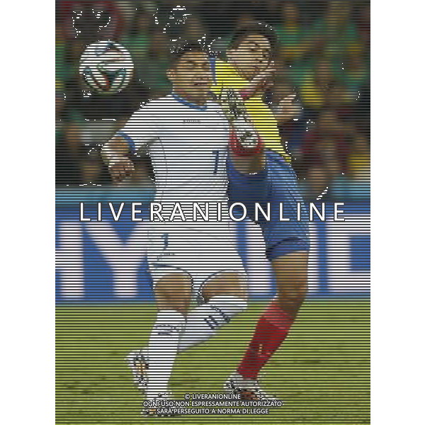 (140620) -- CURITIBA, June 20, 2014 () -- Cristian Noboa (R) of Ecuador vies with Emilio Izaguirre of Honduras during a Group E match between Honduras and Ecuador of 2014 FIFA World Cup at the Arena da Baixada Stadium in Curitiba, Brazil, June 20, 2014. Ecuador beat Honduras 2-1. (/Liao Yujie)(zc) AG ALDO LIVERANI SAS ONLY ITALY