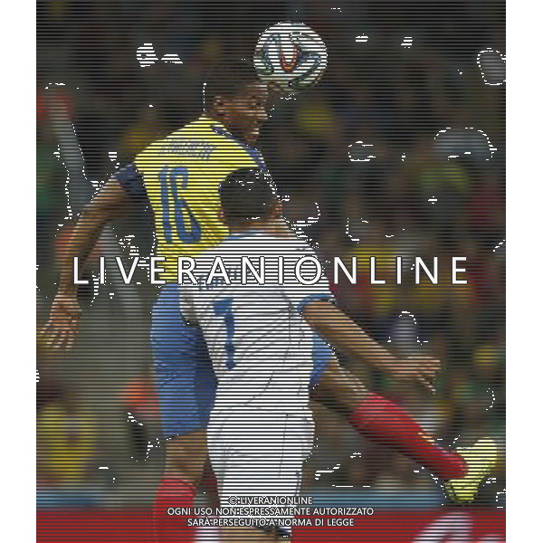 (140620) -- CURITIBA, June 20, 2014 () -- Antonio Valencia (Top) of Ecuador fights for the header with Emilio Izaguirre of Honduras during a Group E match between Honduras and Ecuador of 2014 FIFA World Cup at the Arena da Baixada Stadium in Curitiba, Brazil, June 20, 2014. Ecuador beat Honduras 2-1. (/Liao Yujie)(zc) AG ALDO LIVERANI SAS ONLY ITALY