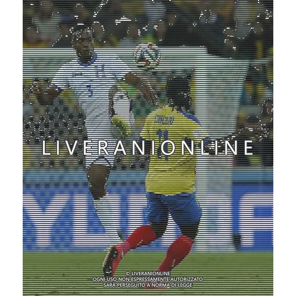 (140620) -- CURITIBA, June 20, 2014 () -- Maynor Figueroa (L) of Honduras vies with Felipe Caicedo of Ecuador during a Group E match between Honduras and Ecuador of 2014 FIFA World Cup at the Arena da Baixada Stadium in Curitiba, Brazil, June 20, 2014. Ecuador beat Honduras 2-1. (/Zhou Lei)(zc) AG ALDO LIVERANI SAS ONLY ITALY