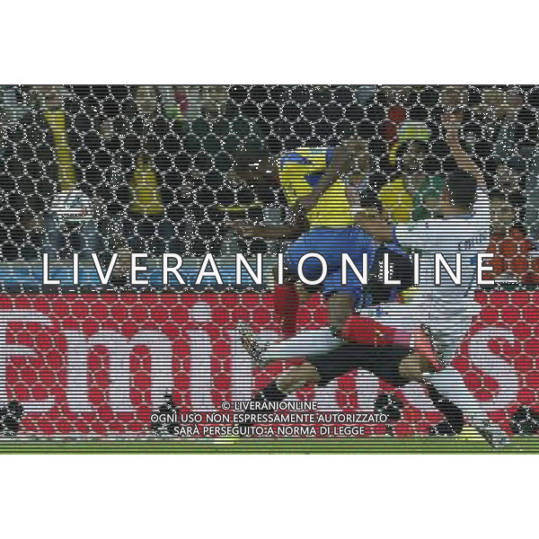 (140620) -- CURITIBA, June 20, 2014 () -- Jefferson Montero (L) of Ecuador shoots during a Group E match between Honduras and Ecuador of 2014 FIFA World Cup at the Arena da Baixada Stadium in Curitiba, Brazil, June 20, 2014. Ecuador beat Honduras 2-1. (/Zhou Lei)(zc) AG ALDO LIVERANI SAS ONLY ITALY