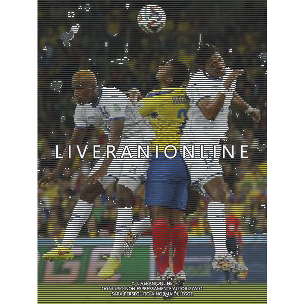 (140620) -- CURITIBA, June 20, 2014 () -- Jorge Guagua (C) of Ecuador fights for the header with Carlo Costly (R) and Brayan Beckeles (L) of Honduras during a Group E match between Honduras and Ecuador of 2014 FIFA World Cup at the Arena da Baixada Stadium in Curitiba, Brazil, June 20, 2014. Ecuador beat Honduras 2-1. (/Liao Yujie)(zc) AG ALDO LIVERANI SAS ONLY ITALY