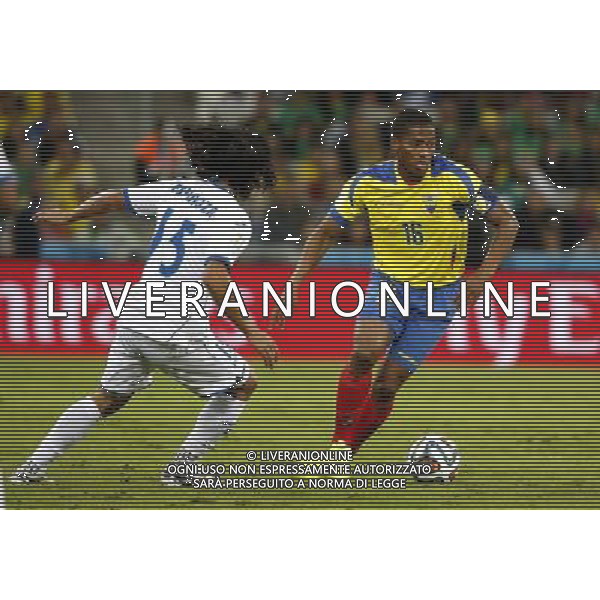 (140620) -- CURITIBA, June 20, 2014 () -- Antonio Valencia (R) of Ecuador ccontrols the ball during a Group E match between Honduras and Ecuador of 2014 FIFA World Cup at the Arena da Baixada Stadium in Curitiba, Brazil, June 20, 2014. Ecuador beat Honduras 2-1. (/Liao Yujie)(zc) AG ALDO LIVERANI SAS ONLY ITALY