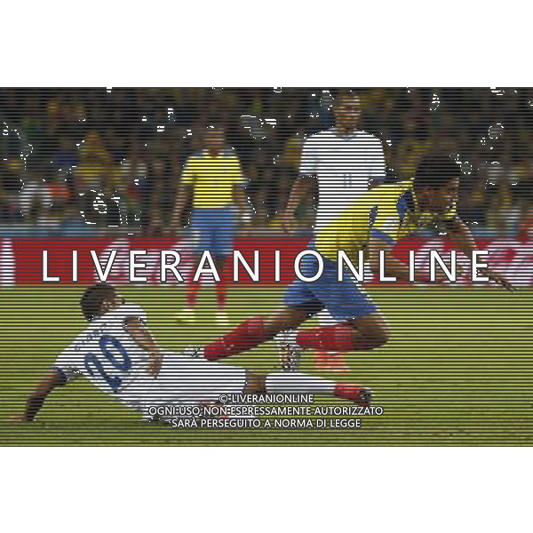 (140620) -- CURITIBA, June 20, 2014 () -- Cristian Noboa (R) of Ecuador is tackled by Jorge Claros of Honduras during a Group E match between Honduras and Ecuador of 2014 FIFA World Cup at the Arena da Baixada Stadium in Curitiba, Brazil, June 20, 2014. Ecuador beat Honduras 2-1. (/Liao Yujie)(zc) AG ALDO LIVERANI SAS ONLY ITALY