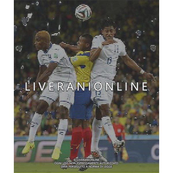 (140620) -- CURITIBA, June 20, 2014 () -- Jorge Guagua (C) of Ecuador fights for the header with Carlo Costly (R) and Brayan Beckeles (L) of Honduras during a Group E match between Honduras and Ecuador of 2014 FIFA World Cup at the Arena da Baixada Stadium in Curitiba, Brazil, June 20, 2014. Ecuador beat Honduras 2-1. (/Liao Yujie)(zc) AG ALDO LIVERANI SAS ONLY ITALY