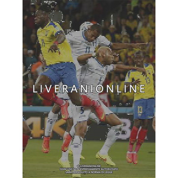 (140620) -- CURITIBA, June 20, 2014 () -- Jerry Bengtson (2nd L) of Honduras heads the ball during a Group E match between Honduras and Ecuador of 2014 FIFA World Cup at the Arena da Baixada Stadium in Curitiba, Brazil, June 20, 2014. Honduras lost the match 1-2. (/Liao Yujie)(zc) AG ALDO LIVERANI SAS ONLY ITALY