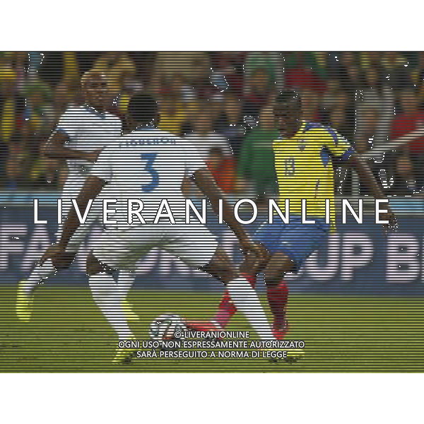 (140620) -- CURITIBA, June 20, 2014 () -- Enner Valencia (R) of Ecuador passes the ball during a Group E match between Honduras and Ecuador of 2014 FIFA World Cup at the Arena da Baixada Stadium in Curitiba, Brazil, June 20, 2014. Ecuador beat Honduras 2-1. (/Liao Yujie)(zc) AG ALDO LIVERANI SAS ONLY ITALY