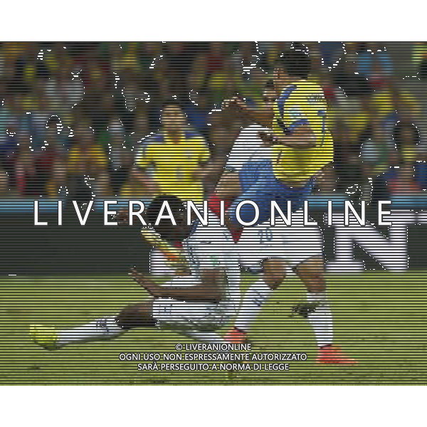 (140620) -- CURITIBA, June 20, 2014 () -- Jefferson Montero (Top) of Ecuador vies with Maynor Figueroa of Honduras during a Group E match between Honduras and Ecuador of 2014 FIFA World Cup at the Arena da Baixada Stadium in Curitiba, Brazil, June 20, 2014. Ecuador beat Honduras 2-1. (/Liao Yujie)(zc) AG ALDO LIVERANI SAS ONLY ITALY