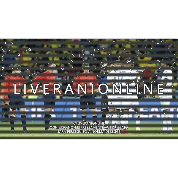 (140620) -- CURITIBA, June 20, 2014 () -- Honduras\' goalkeeper Noel Valladares (4th L) ushers away his teammates after they argued with referee Benjamin Williams from Australia during a Group E match between Honduras and Ecuador of 2014 FIFA World Cup at the Arena da Baixada Stadium in Curitiba, Brazil, June 20, 2014.Honduras lost the match 1-2. (/Zhou Lei)(zc) AG ALDO LIVERANI SAS ONLY ITALY