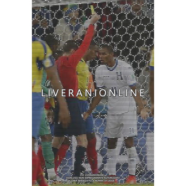 (140620) -- CURITIBA, June 20, 2014 () -- Referee Benjamin Williams of Australia gives a yellow card to Jerry Bengtson (R) of Honduras during a Group E match between Honduras and Ecuador of 2014 FIFA World Cup at the Arena da Baixada Stadium in Curitiba, Brazil, June 20, 2014. Honduras lost the match 1-2. (/Liao Yujie)(zc) AG ALDO LIVERANI SAS ONLY ITALY