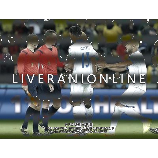 (140620) -- CURITIBA, June 20, 2014 () -- Carlo Costly (C) of Honduras argues with referees during a Group E match between Honduras and Ecuador of 2014 FIFA World Cup at the Arena da Baixada Stadium in Curitiba, Brazil, June 20, 2014. Ecuador beat Honduras 2-1. (/Zhou Lei)(zc) AG ALDO LIVERANI SAS ONLY ITALY