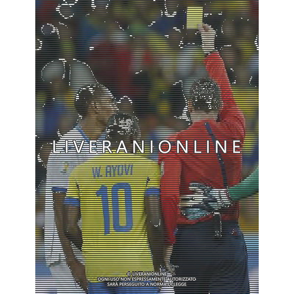 (140620) -- CURITIBA, June 20, 2014 () -- Referee Benjamin Williams of Australia gives a yellow card to Jerry Bengtson (L) of Honduras during a Group E match between Honduras and Ecuador of 2014 FIFA World Cup at the Arena da Baixada Stadium in Curitiba, Brazil, June 20, 2014. Honduras lost the match 1-2. (/Zhou Lei)(zc) AG ALDO LIVERANI SAS ONLY ITALY