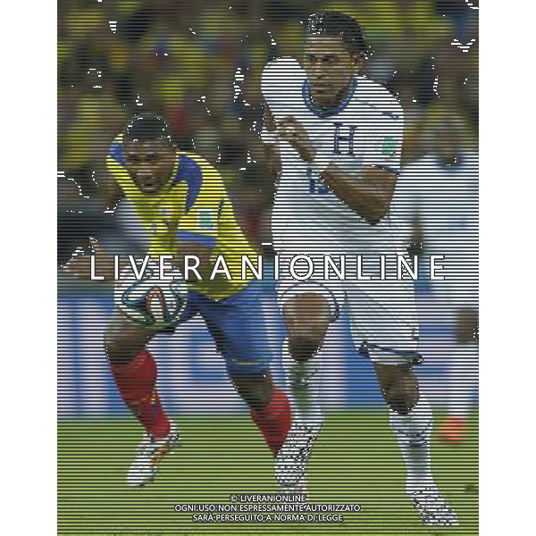 (140620) -- CURITIBA, June 20, 2014 () -- Carlo Costly (R) of Honduras strives for the ball during a Group E match between Honduras and Ecuador of 2014 FIFA World Cup at the Arena da Baixada Stadium in Curitiba, Brazil, June 20, 2014. Ecuador beat Honduras 2-1. (/Zhou Lei)(zc) AG ALDO LIVERANI SAS ONLY ITALY