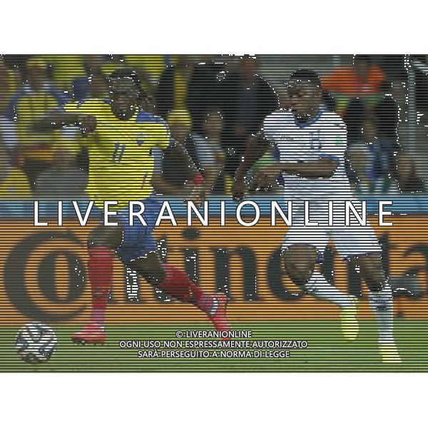 (140620) -- CURITIBA, June 20, 2014 () -- Felipe Caicedo (L) of Ecuador drives the ball during a Group E match between Honduras and Ecuador of 2014 FIFA World Cup at the Arena da Baixada Stadium in Curitiba, Brazil, June 20, 2014. Ecuador beat Honduras 2-1. (/Zhou Lei)(zc) AG ALDO LIVERANI SAS ONLY ITALY