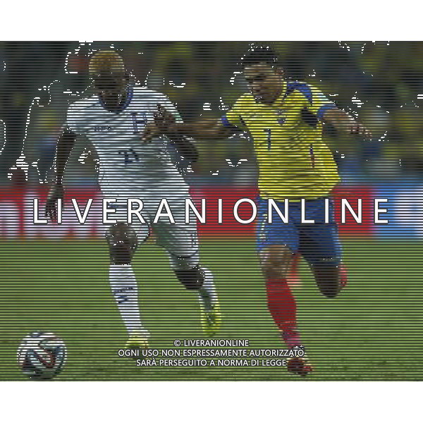 (140620) -- CURITIBA, June 20, 2014 () -- Jefferson Montero (R) of Ecuador vies with Brayan Beckeles of Honduras during a Group E match between Honduras and Ecuador of 2014 FIFA World Cup at the Arena da Baixada Stadium in Curitiba, Brazil, June 20, 2014. Ecuador beat Honduras 2-1. (/Zhou Lei)(zc) AG ALDO LIVERANI SAS ONLY ITALY