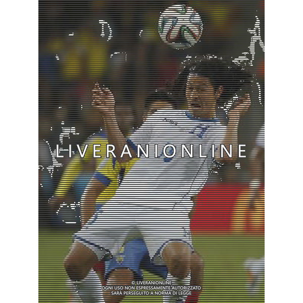 (140620) -- CURITIBA, June 20, 2014 () -- Roger Espinoza (Front) of Honduras heads the ball during a Group E match between Honduras and Ecuador of 2014 FIFA World Cup at the Arena da Baixada Stadium in Curitiba, Brazil, June 20, 2014. Honduras lost the match 1-2. (/Liao Yujie)(zc) AG ALDO LIVERANI SAS ONLY ITALY