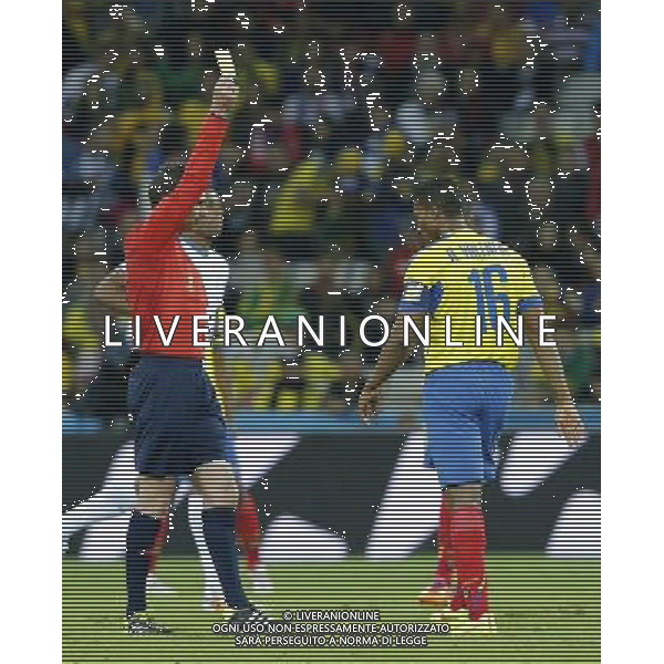 (140620) -- CURITIBA, June 20, 2014 () -- Referee Benjamin Williams (L) of Australia gives a yellow card to Antonio Valencia of Ecuador during a Group E match between Honduras and Ecuador of 2014 FIFA World Cup at the Arena da Baixada Stadium in Curitiba, Brazil, June 20, 2014. Ecuador beat Honduras 2-1. (/Zhou Lei)(zc) AG ALDO LIVERANI SAS ONLY ITALY