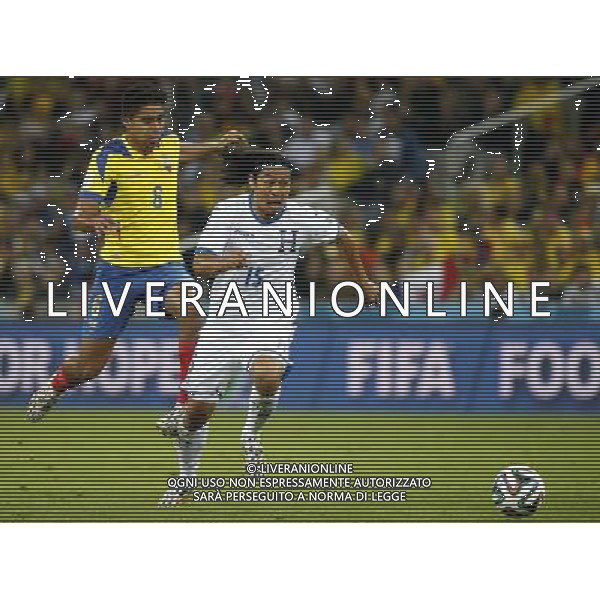 (140620) -- CURITIBA, June 20, 2014 () -- Roger Espinoza (R) of Honduras vies with Cristian Noboa of Ecuador during a Group E match between Honduras and Ecuador of 2014 FIFA World Cup at the Arena da Baixada Stadium in Curitiba, Brazil, June 20, 2014. Honduras lost the match 1-2. (/Liao Yujie)(zc) AG ALDO LIVERANI SAS ONLY ITALY