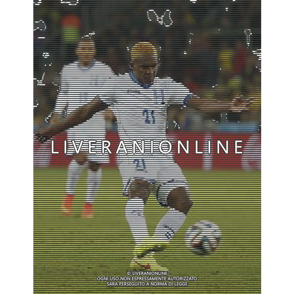 (140620) -- CURITIBA, June 20, 2014 () -- Brayan Beckeles of Honduras shoots during a Group E match between Honduras and Ecuador of 2014 FIFA World Cup at the Arena da Baixada Stadium in Curitiba, Brazil, June 20, 2014. Honduras lost the match 1-2. (/Liao Yujie)(zc) AG ALDO LIVERANI SAS ONLY ITALY