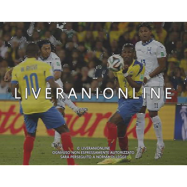(140620) -- CURITIBA, June 20, 2014 () -- Roger Espinoza (2nd L) of Honduras shoots the ball during a Group E match between Honduras and Ecuador of 2014 FIFA World Cup at the Arena da Baixada Stadium in Curitiba, Brazil, June 20, 2014. Ecuador beat Honduras 2-1. (/Liao Yujie)(zc) AG ALDO LIVERANI SAS ONLY ITALY