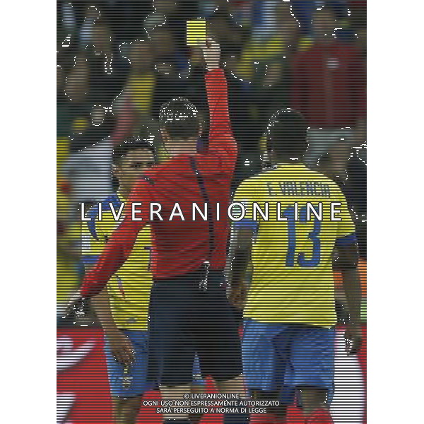 (140620) -- CURITIBA, June 20, 2014 () -- Referee Benjamin Williams (C) of Australia gives a yellow card to Jefferson Montero of Ecuador during a Group E match between Honduras and Ecuador of 2014 FIFA World Cup at the Arena da Baixada Stadium in Curitiba, Brazil, June 20, 2014. Ecuador beat Honduras 2-1. (/Zhou Lei)(zc) AG ALDO LIVERANI SAS ONLY ITALY