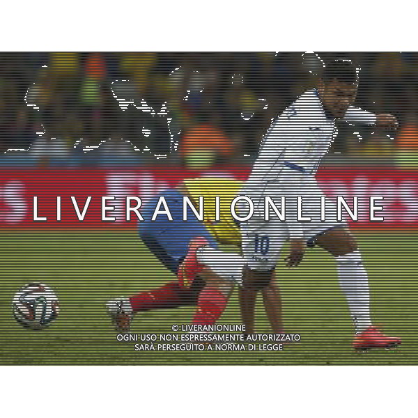 (140620) -- CURITIBA, June 20, 2014 () -- Walter Ayovi (R) of Honduras vies with Cristian Noboa of Ecuador during a Group E match between Honduras and Ecuador of 2014 FIFA World Cup at the Arena da Baixada Stadium in Curitiba, Brazil, June 20, 2014. Honduras lost the match 1-2. (/Liao Yujie)(zc) AG ALDO LIVERANI SAS ONLY ITALY