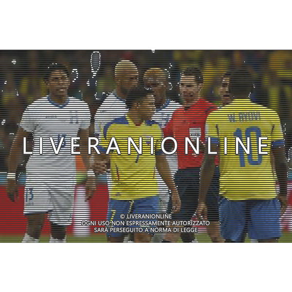 (140620) -- CURITIBA, June 20, 2014 () -- Referee Benjamin Williams (3rd R) of Australia intervenes with the arguement between Carlo Costly of Honduras and Jefferson Montero of Ecuador during a Group E match between Honduras and Ecuador of 2014 FIFA World Cup at the Arena da Baixada Stadium in Curitiba, Brazil, June 20, 2014. Ecuador beat Honduras 2-1. (/Liao Yujie)(zc) AG ALDO LIVERANI SAS ONLY ITALY