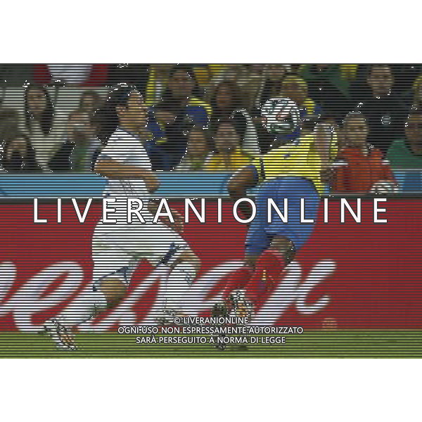 (140620) -- CURITIBA, June 20, 2014 () -- Jorge Guagua (R) of Ecuador heads the ball during a Group E match between Honduras and Ecuador of 2014 FIFA World Cup at the Arena da Baixada Stadium in Curitiba, Brazil, June 20, 2014. Ecuador beat Honduras 2-1. (/Liao Yujie)(zc) AG ALDO LIVERANI SAS ONLY ITALY