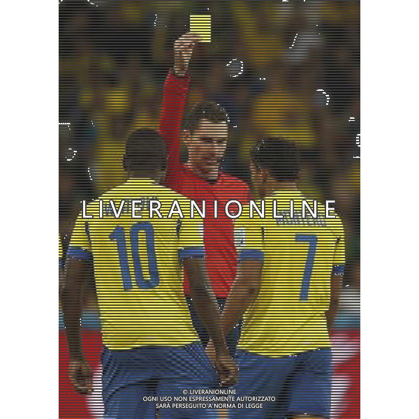 (140620) -- CURITIBA, June 20, 2014 () -- Referee Benjamin Williams (C) of Australia shows the yellow card to Jefferson Montero of Ecuador during a Group E match between Honduras and Ecuador of 2014 FIFA World Cup at the Arena da Baixada Stadium in Curitiba, Brazil, June 20, 2014. Ecuador beat Honduras 2-1. (/Liao Yujie)(zc) AG ALDO LIVERANI SAS ONLY ITALY