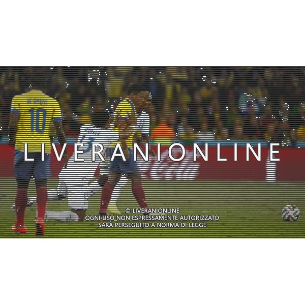 (140620) -- CURITIBA, June 20, 2014 () -- Carlo Costly (2nd L) of Honduras argues with Jefferson Montero of Ecuador during a Group E match between Honduras and Ecuador of 2014 FIFA World Cup at the Arena da Baixada Stadium in Curitiba, Brazil, June 20, 2014. Ecuador beat Honduras 2-1. (/Liao Yujie)(zc) AG ALDO LIVERANI SAS ONLY ITALY