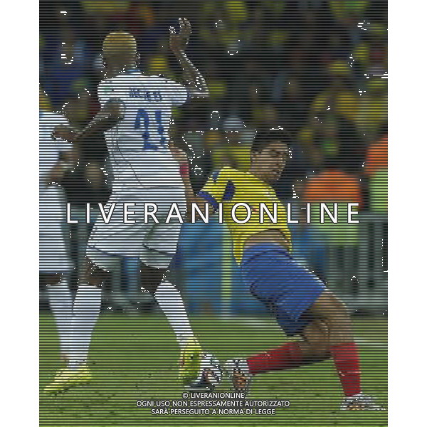 (140620) -- CURITIBA, June 20, 2014 () -- Cristian Noboa (R) of Ecuador vies with Brayan Beckeles of Honduras during a Group E match between Honduras and Ecuador of 2014 FIFA World Cup at the Arena da Baixada Stadium in Curitiba, Brazil, June 20, 2014. Ecuador beat Honduras 2-1. (/Zhou Lei)(zc) AG ALDO LIVERANI SAS ONLY ITALY