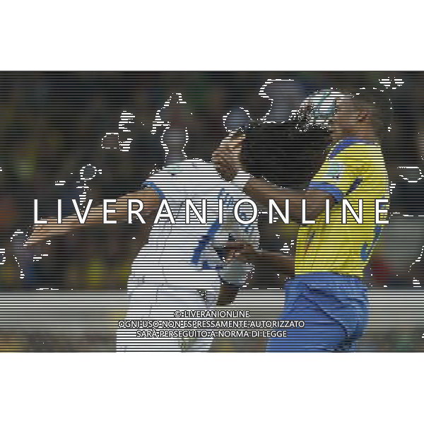 (140620) -- CURITIBA, June 20, 2014 () -- Frickson Erazo (R) of Ecuador fight for a header with Roger Espinoza of Honduras during a Group E match between Honduras and Ecuador of 2014 FIFA World Cup at the Arena da Baixada Stadium in Curitiba, Brazil, June 20, 2014. Ecuador beat Honduras 2-1. (/Zhou Lei)(zc) AG ALDO LIVERANI SAS ONLY ITALY