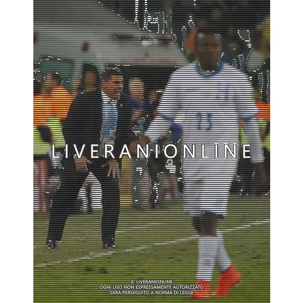 (140620) -- CURITIBA, June 20, 2014 () -- Luis Fernando Suarez, head coach of Honduras, instructs players during a Group E match between Honduras and Ecuador of 2014 FIFA World Cup at the Arena da Baixada Stadium in Curitiba, Brazil, June 20, 2014. Honduras lost the match 1-2. (/Liao Yujie)(zc) AG ALDO LIVERANI SAS ONLY ITALY