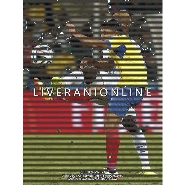 (140620) -- CURITIBA, June 20, 2014 () -- Jefferson Montero (Front) of Ecuador vies with Brayan Beckeles of Honduras during a Group E match between Honduras and Ecuador of 2014 FIFA World Cup at the Arena da Baixada Stadium in Curitiba, Brazil, June 20, 2014. Ecuador beat Honduras 2-1. (/Liao Yujie)(zc) AG ALDO LIVERANI SAS ONLY ITALY