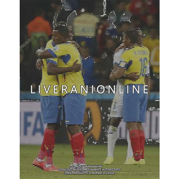 (140620) -- CURITIBA, June 20, 2014 () -- Roger Espinoza (1st R) of Ecuador embraces Maynor Figueroa (2nd R) of Honduras during a Group E match between Honduras and Ecuador of 2014 FIFA World Cup at the Arena da Baixada Stadium in Curitiba, Brazil, June 20, 2014. Ecuador beat Honduras 2-1. (/Liao Yujie)(zc) AG ALDO LIVERANI SAS ONLY ITALY