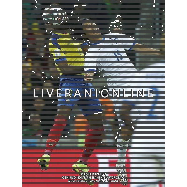 (140620) -- CURITIBA, June 20, 2014 () -- Frickson Erazo (L) of Ecuador fights for the header with Roger Espinoza of Honduras during a Group E match between Honduras and Ecuador of 2014 FIFA World Cup at the Arena da Baixada Stadium in Curitiba, Brazil, June 20, 2014. Ecuador beat Honduras 2-1. (/Zhou Lei)(zc) AG ALDO LIVERANI SAS ONLY ITALY