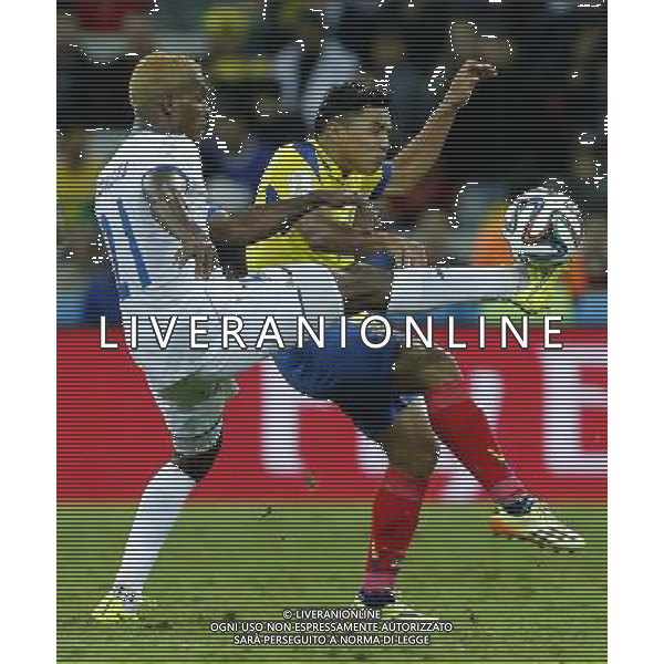 (140620) -- CURITIBA, June 20, 2014 () -- Jefferson Montero (R) of Ecuador vies with Jerry Bengtson of Honduras during a Group E match between Honduras and Ecuador of 2014 FIFA World Cup at the Arena da Baixada Stadium in Curitiba, Brazil, June 20, 2014. Ecuador beat Honduras 2-1. (/Zhou Lei)(zc) AG ALDO LIVERANI SAS ONLY ITALY