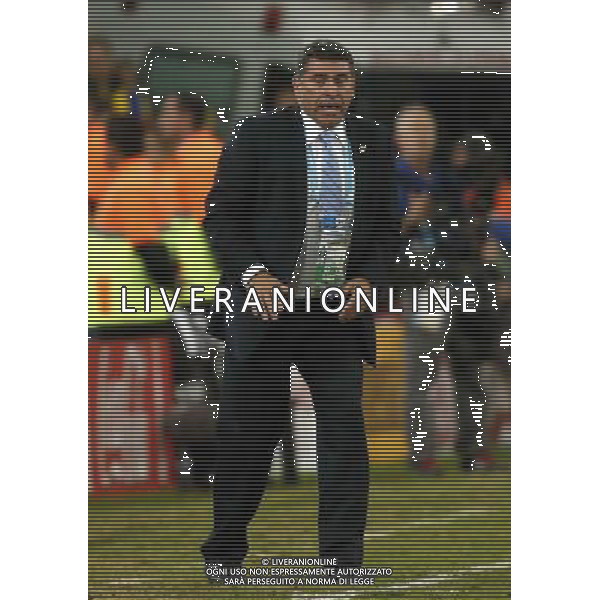 (140620) -- CURITIBA, June 20, 2014 () -- Luis Fernando Suarez, head coach of Honduras£¨ instructs players during a Group E match between Honduras and Ecuador of 2014 FIFA World Cup at the Arena da Baixada Stadium in Curitiba, Brazil, June 20, 2014. Ecuador beat Honduras 2-1. (/Liao Yujie)(zc) AG ALDO LIVERANI SAS ONLY ITALY