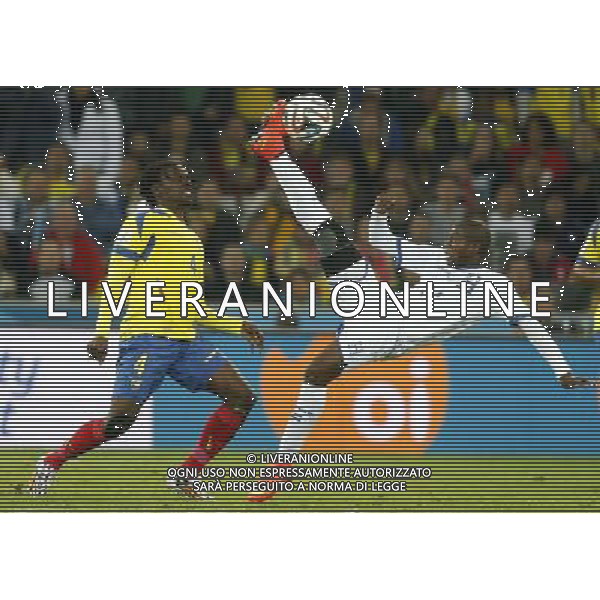 (140620) -- CURITIBA, June 20, 2014 () -- Jerry Bengtson (R) of Honduras vies with Juan Carlos Paredes of Brazil during a Group E match between Honduras and Ecuador of 2014 FIFA World Cup at the Arena da Baixada Stadium in Curitiba, Brazil, June 20, 2014. Ecuador beat Honduras 2-1. (/Liao Yujie)(zc) AG ALDO LIVERANI SAS ONLY ITALY