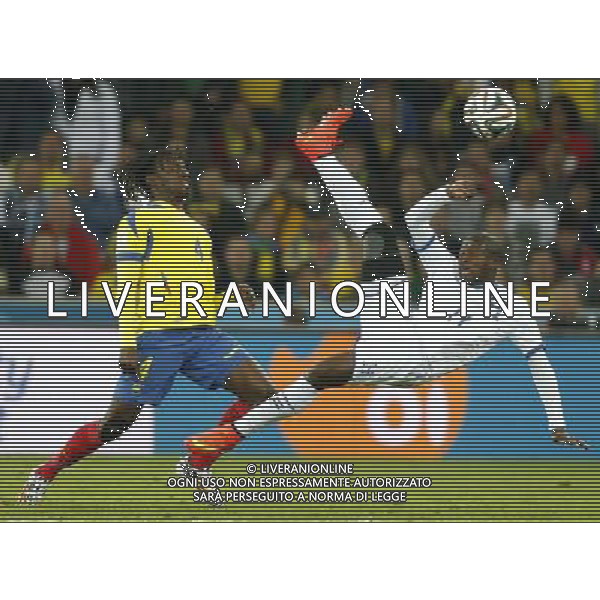 (140620) -- CURITIBA, June 20, 2014 () -- Jerry Bengtson (R) of Honduras vies with Juan Carlos Paredes of Brazil during a Group E match between Honduras and Ecuador of 2014 FIFA World Cup at the Arena da Baixada Stadium in Curitiba, Brazil, June 20, 2014. Ecuador beat Honduras 2-1. (/Liao Yujie)(zc) AG ALDO LIVERANI SAS ONLY ITALY