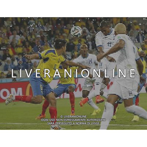 (140620) -- CURITIBA, June 20, 2014 () -- Jerry Bengtson (2nd R) of Honduras heads the ball during a Group E match between Honduras and Ecuador of 2014 FIFA World Cup at the Arena da Baixada Stadium in Curitiba, Brazil, June 20, 2014. (/Zhou Lei)(zc) °° AG ALDO LIVERANI SAS ONLY ITALY