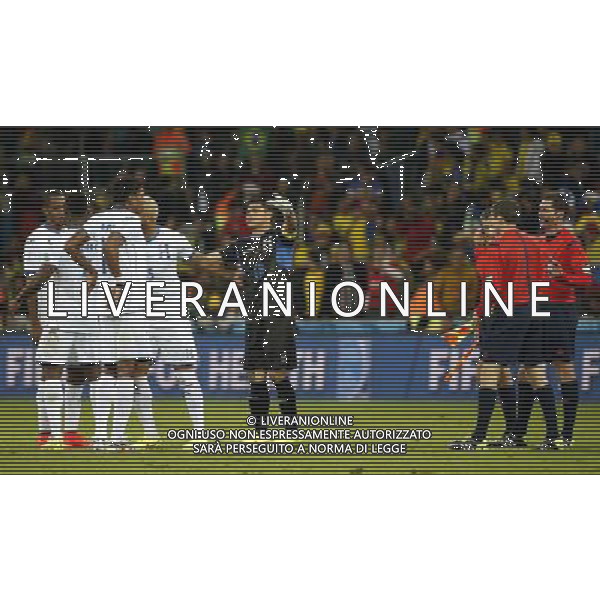 (140620) -- CURITIBA, June 20, 2014 () -- Honduras\' goalkeeper Noel Valladares (4th R) ushers away his teammates after they argued with referee Benjamin Williams from Australia during a Group E match between Honduras and Ecuador of 2014 FIFA World Cup at the Arena da Baixada Stadium in Curitiba, Brazil, June 20, 2014. (/Liao Yujie)(zc) °° AG ALDO LIVERANI SAS ONLY ITALY