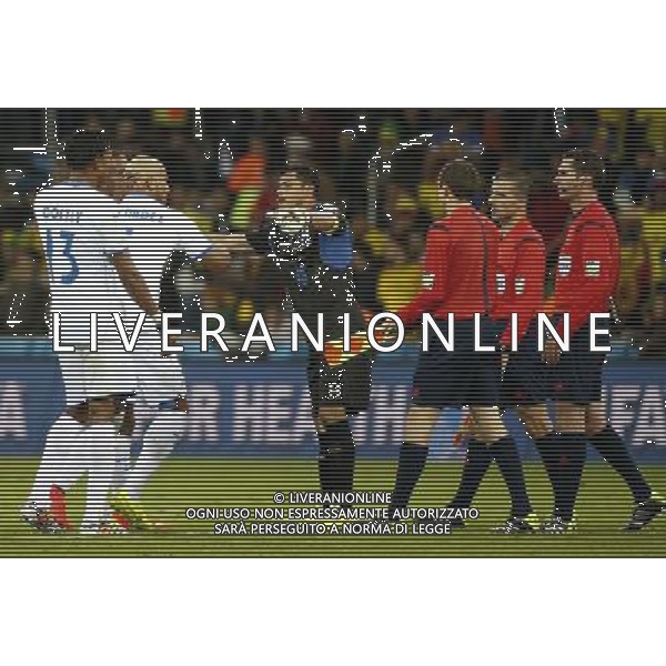 (140620) -- CURITIBA, June 20, 2014 () -- Honduras\' goalkeeper Noel Valladares (3rd L) ushers away his teammates after they argued with referee Benjamin Williams from Australia during a Group E match between Honduras and Ecuador of 2014 FIFA World Cup at the Arena da Baixada Stadium in Curitiba, Brazil, June 20, 2014. (/Liao Yujie)(zc) AG ALDO LIVERANI SAS ONLY ITALY