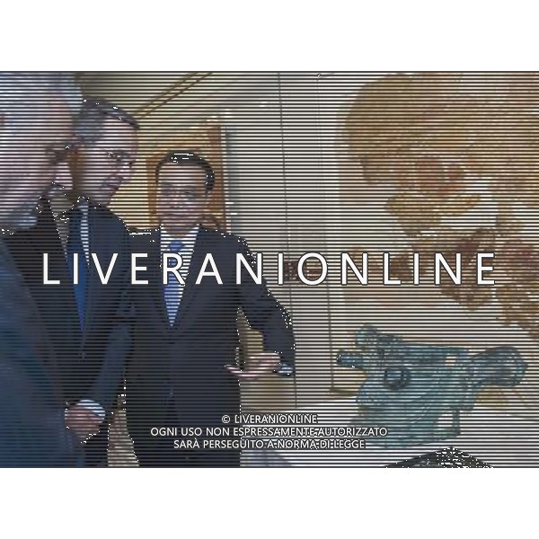(140621) -- HERAKLION, June 21, 2014 () -- Chinese Premier Li Keqiang (R) presents the reproduction of a relic from China\'s Sanxingdui archaeological site as a gift to the Heraklion Museum in Heraklion, Crete, Greece, June 21, 2014. Li and his Greek counterpart Antonis Samaras (2nd L) attended the opening ceremony for the new hall of the Museum. (/Wang Ye) (mp) ©PHOTOSHOT/AGENZIA ALDO LIVERANI SAS - ITALY ONLY - EDITORIAL USE ONLY - Il premier cinese Li Keqiang alla cerimonia di apertura per la nuova sala del Museo di Heraklion, Creta, Grecia, 21 giugno, 2014.