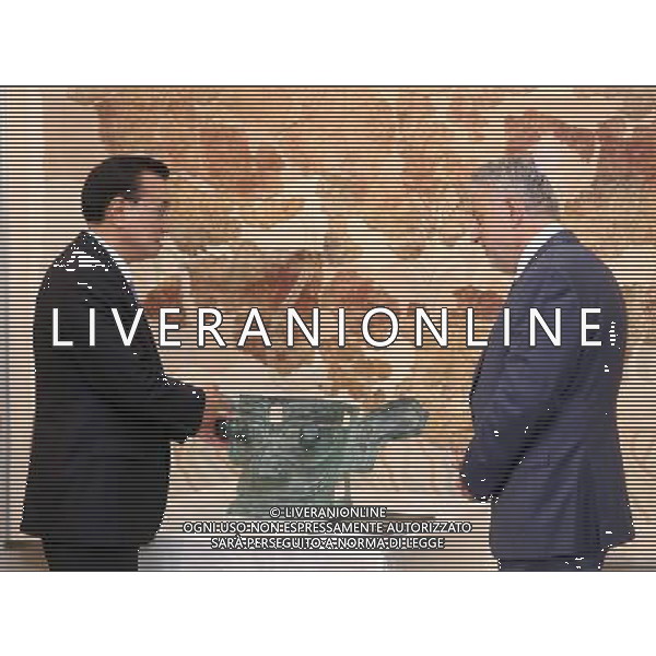 (140621) -- HERAKLION, June 21, 2014 () -- Chinese Premier Li Keqiang (L) presents the reproduction of a relic from China\'s Sanxingdui archaeological site as a gift to the Heraklion Museum in Heraklion, Crete, Greece, June 21, 2014. Li and his Greek counterpart Antonis Samaras attended the opening ceremony for the new hall of the Museum. (/Pang Xinglei) (mp) ©PHOTOSHOT/AGENZIA ALDO LIVERANI SAS - ITALY ONLY - EDITORIAL USE ONLY - Il premier cinese Li Keqiang alla cerimonia di apertura per la nuova sala del Museo di Heraklion, Creta, Grecia, 21 giugno, 2014.