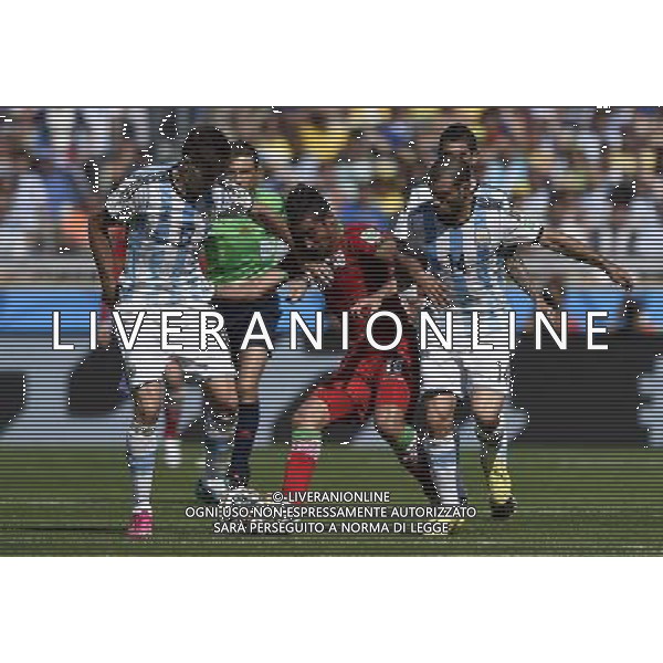 (140621) -- BELO HORIZONTE, June 21, 2014 () -- Federico Fernandez (L) and Javier Mascherano (R) of Argentina vie for the ball with Reza Ghoochannejad of Iran during a Group F match between Argentina and Iran of 2014 FIFA World Cup at the Estadio Mineirao Stadium in Belo Horizonte, Brazil, June 21, 2014. (/Qi Heng)(wll) ©PHOTOSHOT/AGENZIA ALDO LIVERANI SAS - ITALY ONLY - EDITORIAL USE ONLY - ARGENTINA Vs IRAN partita del gruppo di F Coppa del mondo FIFA 2014 Mineirao stadio Estadio a Belo Horizonte, in Brasile, 21 giugno 2014