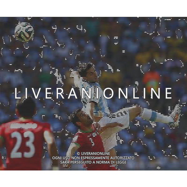 (140621) -- BELO HORIZONTE, June 21, 2014 () -- Fernando Gago (Top) of Argentina fights for the ball with Ehsan Hajsafi of Iran during a Group F match between Argentina and Iran of 2014 FIFA World Cup at the Estadio Mineirao Stadium in Belo Horizonte, Brazil, June 21, 2014. (/Liu Bin)(zc) (SP)BRAZIL-BELO HORIZONTE-WORLD CUP 2014-GROUP F-ARGENTINA VS IRAN PUBLICATIONxNOTxINxCHN Belo Horizons June 21 2014 Fernando Gago Top of Argentina Fights for The Ball with Ehsan Hajsafi of Iran during A Group F Match between Argentina and Iran of 2014 FIFA World Cup AT The Estadio Mineirao Stage in Belo Horizons Brazil June 21 2014 Liu am ZC SP Brazil Belo Horizons World Cup 2014 Group F Argentina vs Iran PUBLICATIONxNOTxINxCHN ©PHOTOSHOT/AGENZIA ALDO LIVERANI SAS - ITALY ONLY - EDITORIAL USE ONLY - ARGENTINA Vs IRAN partita del gruppo di F Coppa del mondo FIFA 2014 Mineirao stadio Estadio a Belo Horizonte, in Brasile, 21 giugno 2014