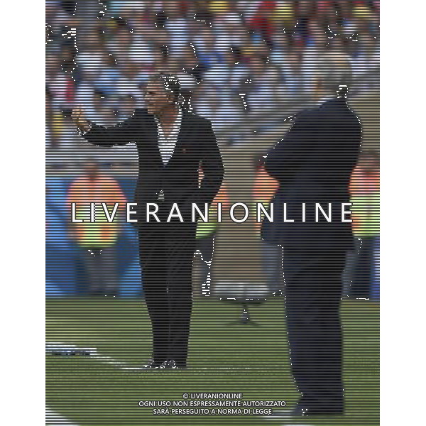 (140621) -- BELO HORIZONTE, June 21, 2014 () -- Carlos Queiroz (L), head coach of Iran gives instructions during a Group F match between Argentina and Iran of 2014 FIFA World Cup at the Estadio Mineirao Stadium in Belo Horizonte, Brazil, June 21, 2014. (/Qi Heng)(wll) ©PHOTOSHOT/AGENZIA ALDO LIVERANI SAS - ITALY ONLY - EDITORIAL USE ONLY - ARGENTINA Vs IRAN partita del gruppo di F Coppa del mondo FIFA 2014 Mineirao stadio Estadio a Belo Horizonte, in Brasile, 21 giugno 2014